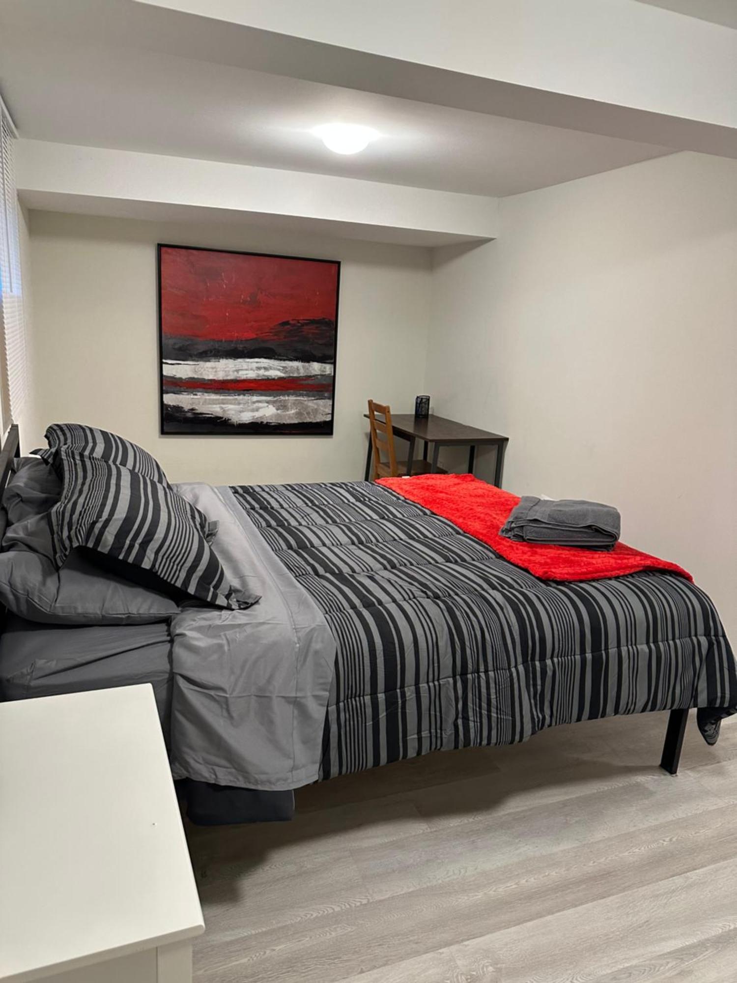 Comfy 2 Bedroom Near The Beach! 피커링 외부 사진