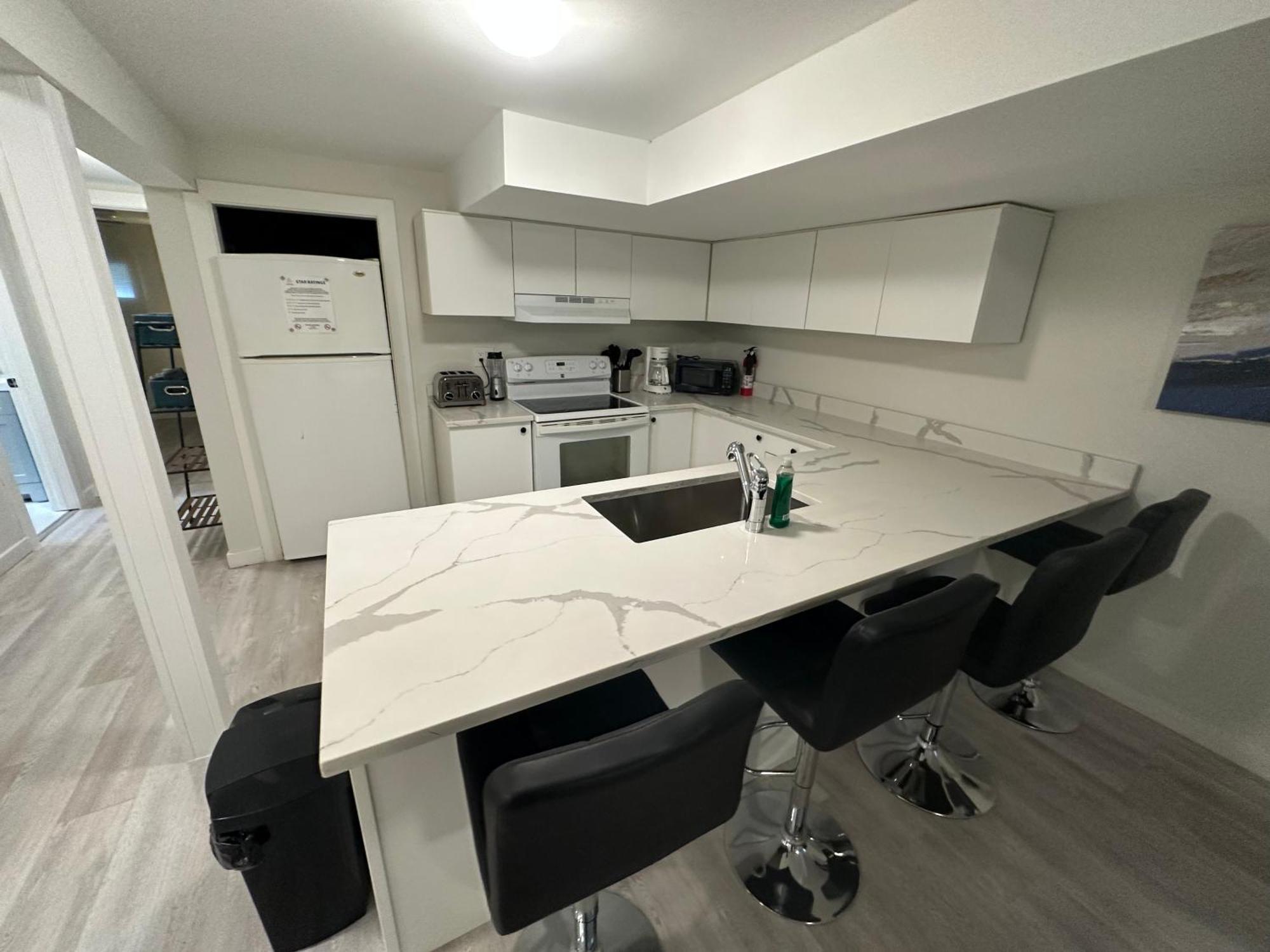 Comfy 2 Bedroom Near The Beach! 피커링 외부 사진