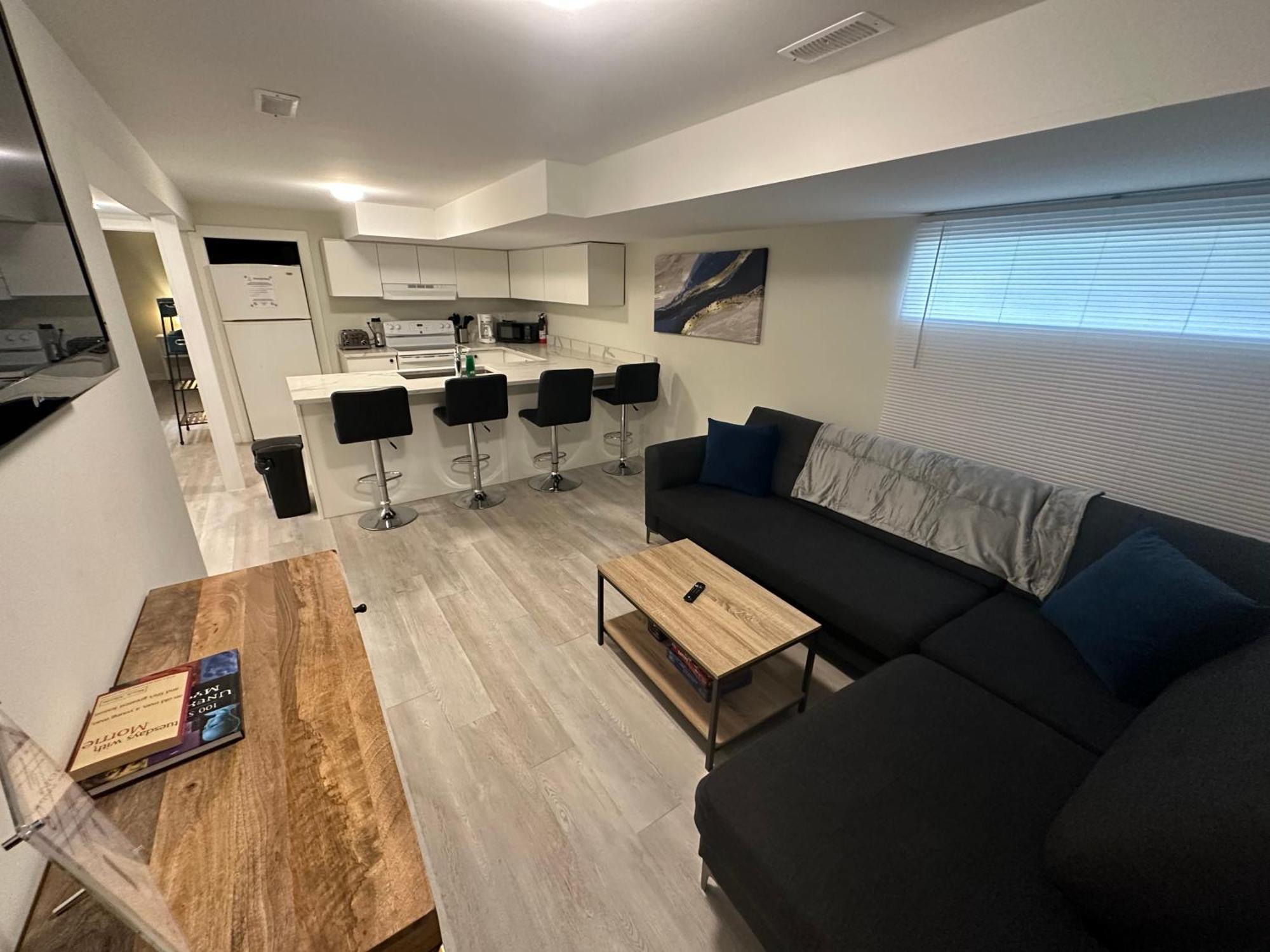 Comfy 2 Bedroom Near The Beach! 피커링 외부 사진