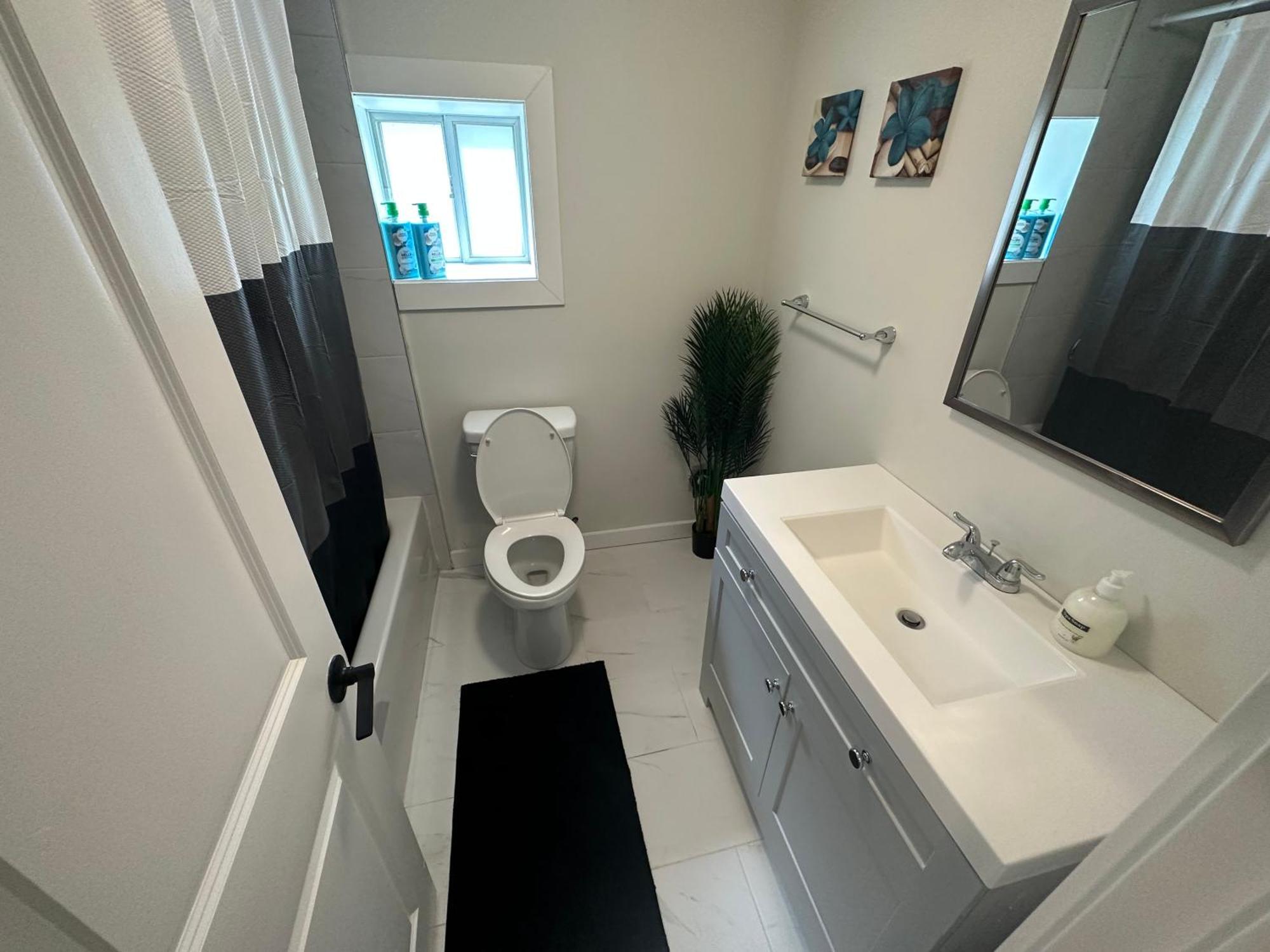 Comfy 2 Bedroom Near The Beach! 피커링 외부 사진